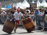 A j-11 de Bordeaux Fête le Vin, roulement de tambours et de barriques pour Bordeaux Fête le Vin