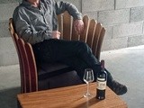 Flower, ce fauteuil en douelles de barriques s’inspire de la floraison de la vigne
