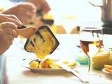 Accords mets et vins d’hiver : quels vins avec les fondues, raclettes et tartiflettes