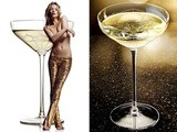 Boire du champagne au sein de Kate Moss