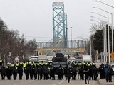 Convoi de la liberté: Au Canada, la police parvient à dégager l'accès au pont Ambassador