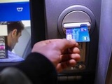 Fraude à la carte bancaire : Terminaux piégés, retraits à distance… Une arnaque inédite découverte en région parisienne