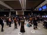 Gare Montparnasse : Des vacanciers « fatigués » mais « compréhensifs » après les retards et annulations de trains