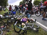 Tour de France 2021: La spectatrice qui a causé une chute massive en voulant passer à la télé a été arrêtée et placée en garde à vue