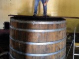 Drame en Espagne: une oenologue est décédée après une chute dans une cuve de vin en pleine fermentation