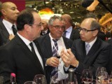 François Hollande dégustant un verre de Bergerac rouge: « c’est de la bombe ça…c’est dans les industries d’armement ! »