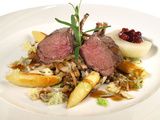 Recette de la semaine : noisettes de chevreuil laquées au genévrier et au miel d’acacia