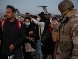 Afghanistan : Arrivée à Paris de Français et leurs proches évacués