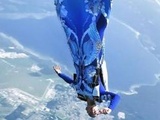 Bassin d’Arcachon : Une championne française de parachutisme fait un saut très artistique avec une robe haute couture
