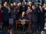 Biden savoure une courte éclaircie et signe sa grande loi sur les infrastructures