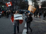 Covid-19 : Le « convoi de la liberté » se rapproche de Paris, Macron appelle « au calme »