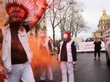 Des milliers de manifestants à Paris ont réclamé « des lits, des postes »