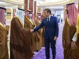 Emmanuel Macron veut régler la crise entre Beyrouth et Ryad en visite en Arabie saoudite