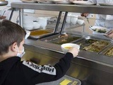 Gironde : Enfant ramené chez lui par un policier pour une dette de cantine, des conditions « honorables et douces » pour la maire