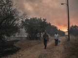 Grèce : Près d’Athènes, le mont Parnès en proie aux flammes en pleine canicule