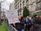 Guerre en Ukraine : Des centaines de manifestants protestent contre Poutine devant l'ambassade russe à Paris