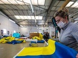 Guerre en Ukraine : La demande de drapeaux bleu et jaune flambe, les fabricants en surchauffe