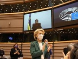 Guerre en Ukraine : Volodymyr Zelensky ovationné, Vladimir Poutine continue d'être sanctionné