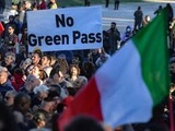 Italie : Des anti-pass sanitaire déguisés en déportés des camps de concentration nazis choquent le pays