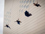 Journées du patrimoine à Bordeaux : Des danseurs proposent un ballet aérien, en suspension sur la Méca