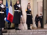 L'Elysée revient au bleu marine sur le drapeau tricolore