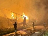 Loire-Atlantique : Un violent incendie ravage un hangar agricole abritant des vaches