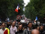 Manifestations anti-pass sanitaire: Prison avec sursis pour deux hommes à Paris