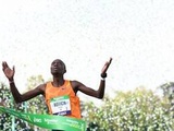 Marathon de Paris : Le Kényan Elisha Rotich bat le record de l’épreuve, un trio d’Ethiopiennes sur le podium chez les dames