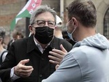 Marche des libertés : l'homme soupçonné d'avoir enfariné Jean-Luc Mélenchon en garde à vue