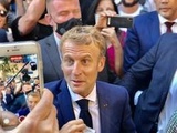 Marseille : « Qu’il nous aide et qu’il se lâche », Emmanuel Macron dans le bain à la cité Bassens