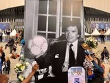 Mort de Bernard Tapie : « Je ne pouvais pas rester devant la télé », sur le parvis du Vélodrome, l’hommage des Marseillais « au Boss »