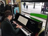 Nantes: « Allez-y tranquille dans les virages ! » Deux pianistes jouent du Schubert dans le tramway