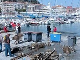 Nice : Deux tonnes de déchets ramassées en une matinée dans le port, sous les pointus