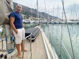 Nice : « Ma terrasse, c’est le monde », raconte Cyril, un Mentonnais, qui a choisi de vivre toute l’année sur son bateau