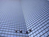Opposé au pass sanitaire, le « Spider-Man français » Alain Robert monte une tour de 187 m à La Défense