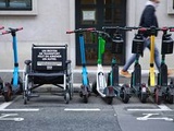Paris : Des fauteuils roulants garés à la place des trottinettes électriques pour sensibiliser aux dangers