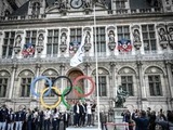 Paris : « Ils ont été formidables »… les équipes de basket à la rencontre des fans devant l’Hôtel de ville