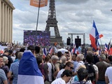 Pass sanitaire : a Paris, des milliers de manifestants pour dire non « au monde qui se dessine »