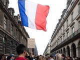 Pass sanitaire : Gare à cette photo de foule sur les Champs-Elysées, sans lien avec la manif de ce week-end