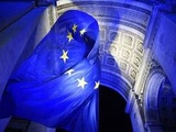 Pourquoi le drapeau européen installé, puis retiré sous l’Arc de Triomphe est-il autant la cible de critiques