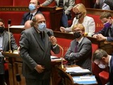 Prise illégale d’intérêts : « Il a les épaules assez larges »… Mis en examen, Dupond-Moretti soutenu par la majorité