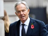 Royaume-Uni : Tony Blair, fait chevalier par la reine Elisabeth ii, balaie les critiques