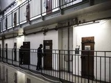 Tentative d'évasion à Fresnes : Comment une détenue a-t-elle pu creuser un trou dans le mur de la prison