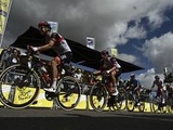 Tour de France: La police stoppe un homme qui voulait se jeter sous les roues du peloton