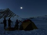Une éclipse solaire totale plonge l'Antarctique dans l'obscurité