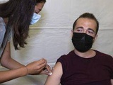 Vaccination : La France a-t-elle intérêt à proposer elle aussi une troisième dose face au variant Delta