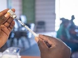 Vaccination : Pourquoi la recommandation d'une troisième dose généralisée ne fait pas l'unanimité